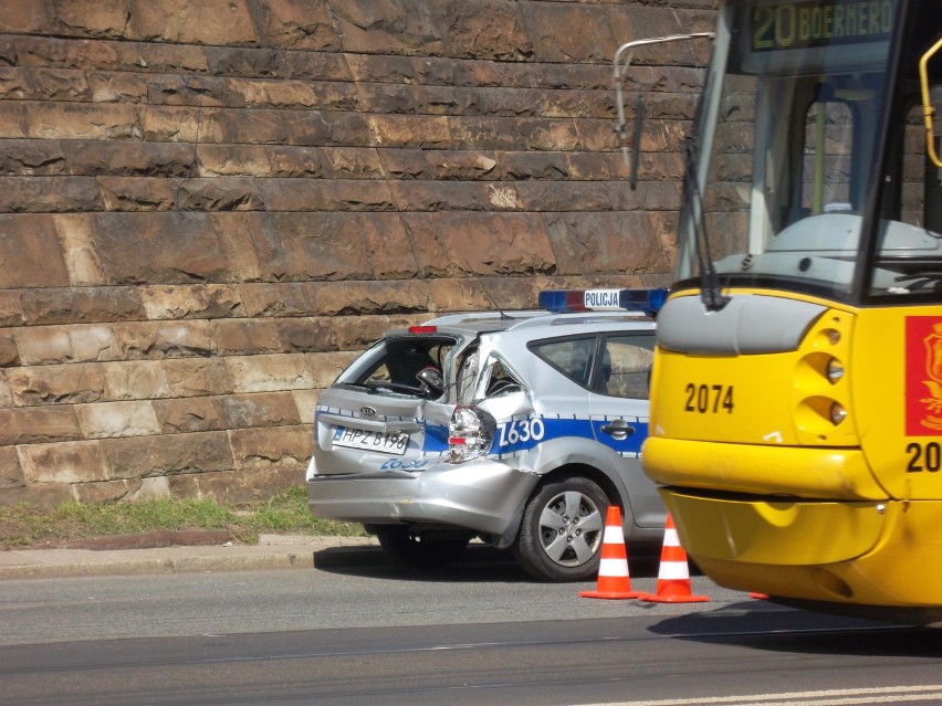 Trzeci wypadek na trasie WZ. Radiowóz zderzył się z tramwajem