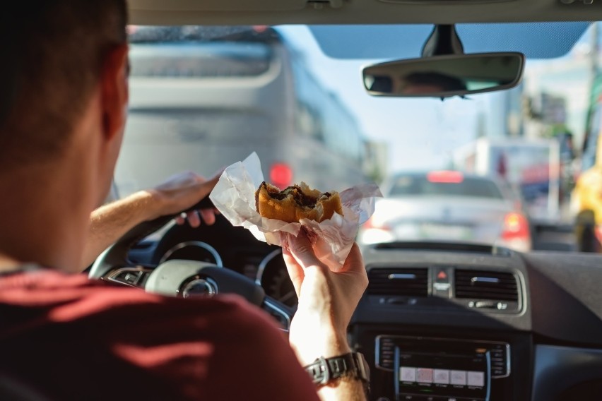 4. Łakomstwo

Jedzenie w samochodzie, podobnie jak palenie,...