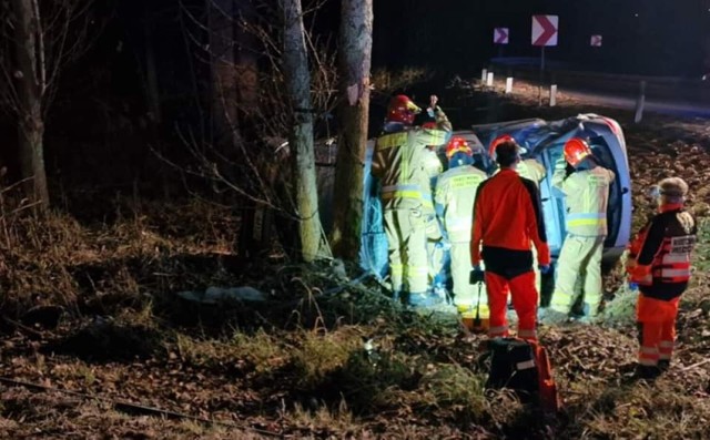 Wypadek na S1 w Mysłowicach. Kierowca wypadł z drogi i uderzył w drzewo.