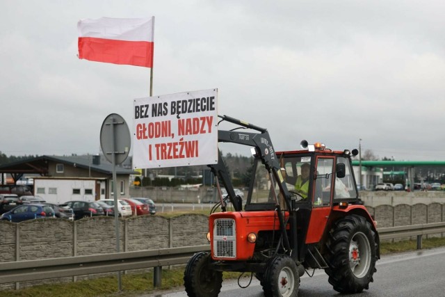 Trwa strajk rolników na DW 913. Na miejscu odnotowano ok. 70 ciągników i maszyn rolniczych.