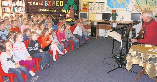 Przedszkolaki chętnie uczestniczyły w muzycznej zabawie