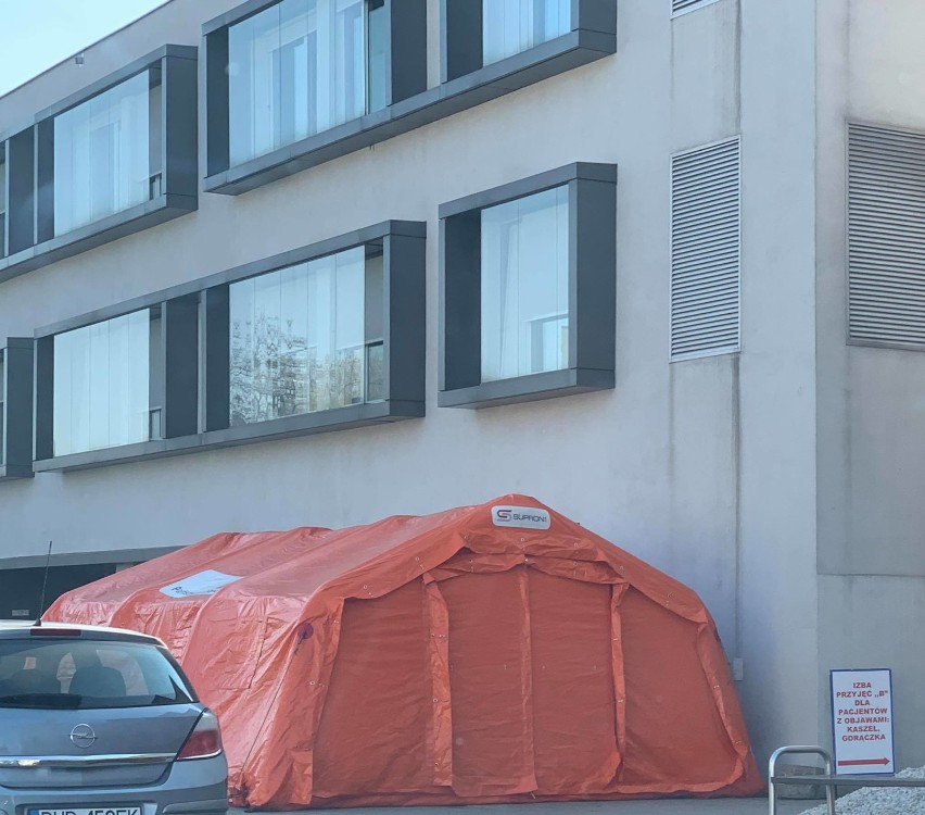 Września: Przed Szpitalem Powiatowym ustawiono czerwony namiot - o co chodzi?