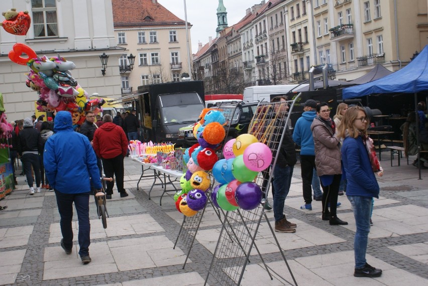 Jarmark wielkanocny w Kaliszu. Atrakcje na Głównym Rynku. ZDJĘCIA