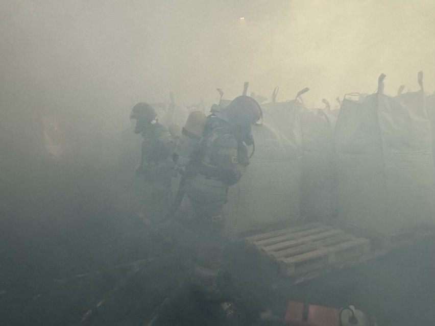 Ćwiczenia strażaków w zakładzie produkcyjnym w Uśnicach