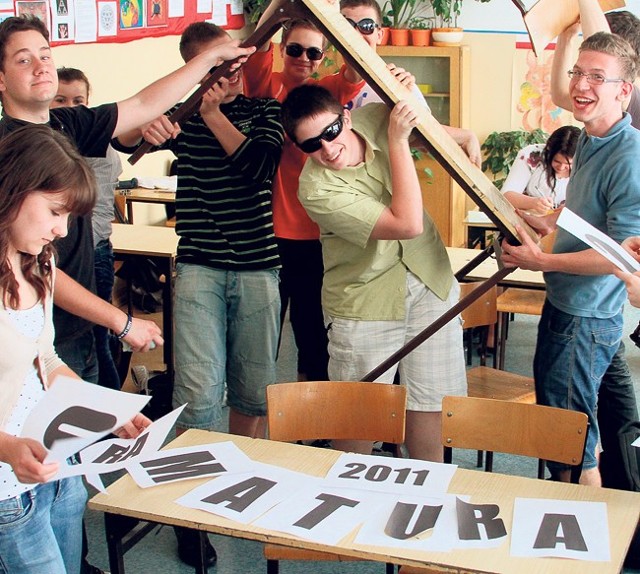 Ustawianie ławek dla maturzystów w XIII liceum w Łodzi