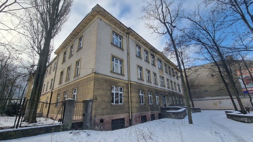 W Kielcach wystawiono szpital na sprzedaż. Pieniądze są potrzebne na lądowisko czy piętrowy parking 