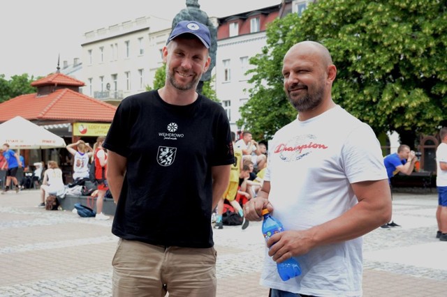 Od lewej Bartłomiej Woźniak i Kordian Zabrocki, czyli wiceprezes i prezes UKS "Basket-Ósemki" Wejherowo