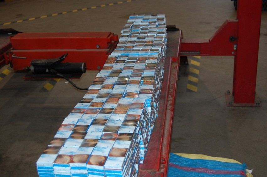 Przemyt ponad 4 tys. paczek papierosów udaremniono na...
