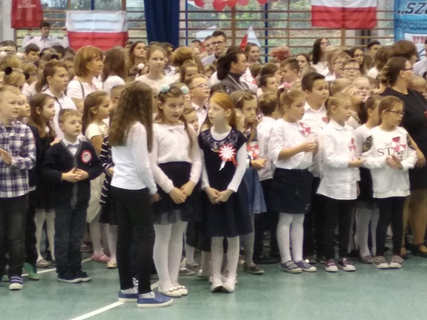 "Rekord dla Niepodległej" - szkoły jednocześnie zaśpiewały hymn Polski [ZDJĘCIA]