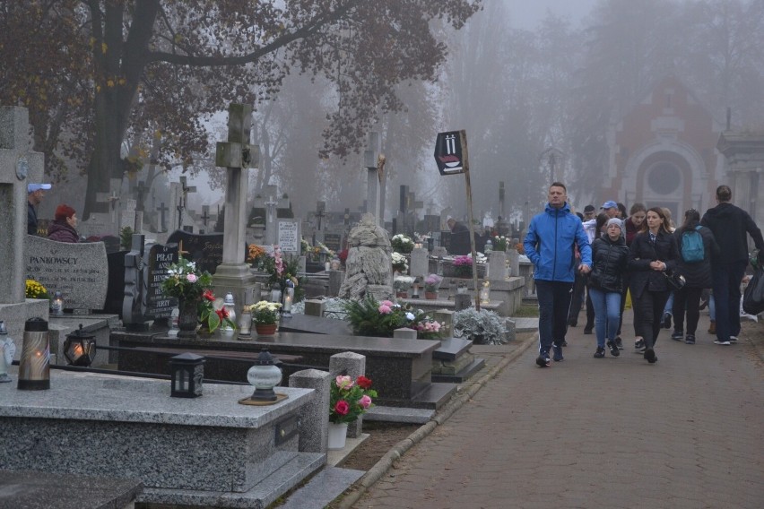 Na lipnowskim cmentarzu panuje duży ruch. Ludzie odwiedzają groby bliskich [zdjęcia]