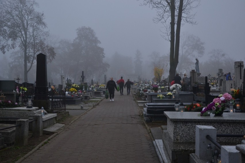 Na lipnowskim cmentarzu panuje duży ruch. Ludzie odwiedzają groby bliskich [zdjęcia]