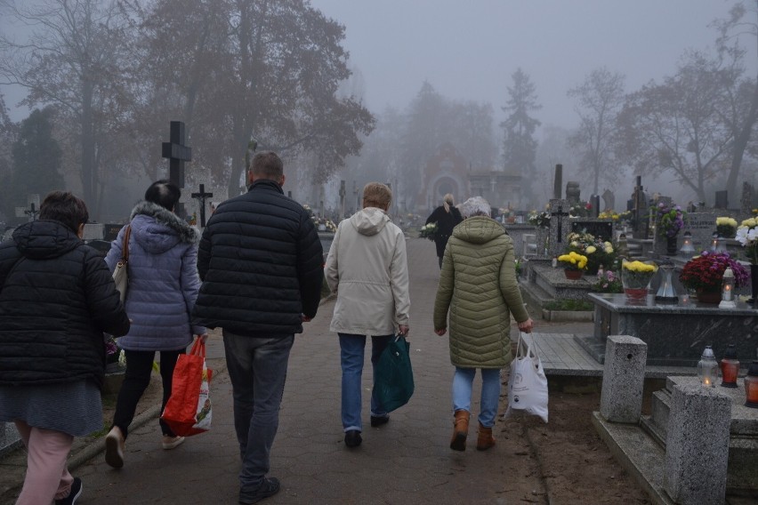 Na lipnowskim cmentarzu panuje duży ruch. Ludzie odwiedzają groby bliskich [zdjęcia]