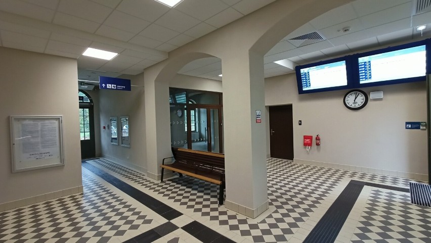 Zabytkowy dworzec w Witnicy przeszedł gruntowną renowację....