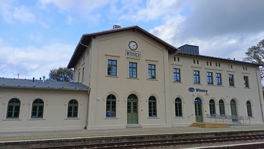Zabytkowy dworzec w Witnicy przeszedł gruntowną renowację....
