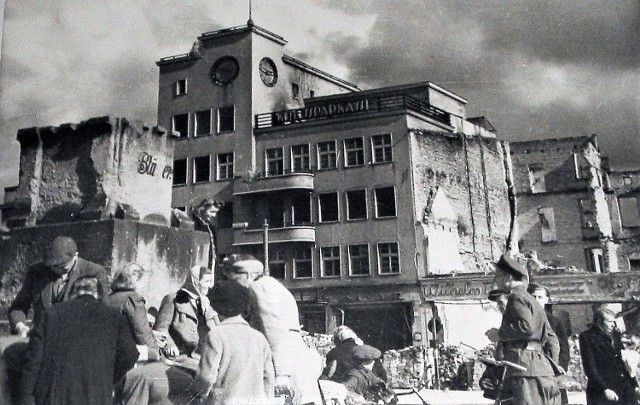 Stary Rynek na fotografii z niemieckich czasów, z okresu międzywojennego. Zobacz historyczne zdjęcia. 
