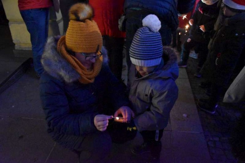 Choinka na Rynku w Ostrowie Wielkopolskim już świeci!