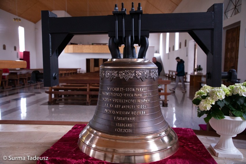 Kościół na osiedlu Lotnisko. 1 lipca, na 25-lecie parafii, na wieży ma zawisnąć nowy dzwon. Na razie stoi przed ołtarzem
