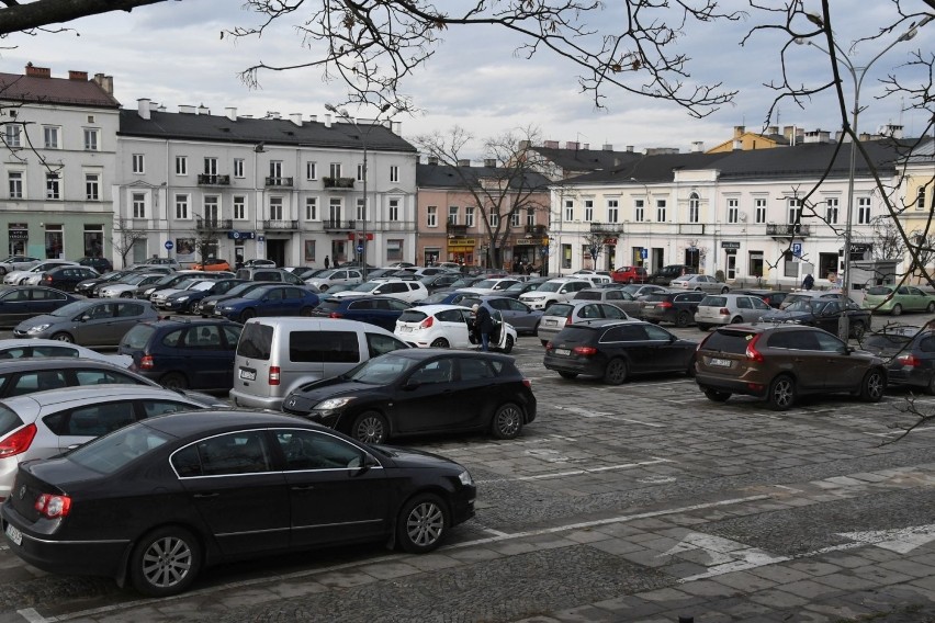 Awantura o Plac Wolności w Kielcach. Kto i za ile powinien dzierżawić parking?