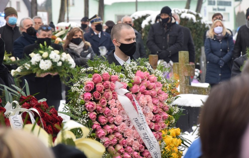 Malbork. Bogdan Kułakowski spoczął na Cmentarzu Komunalnym [ZDJĘCIA]. Tłumy żegnały wieloletniego samorządowca