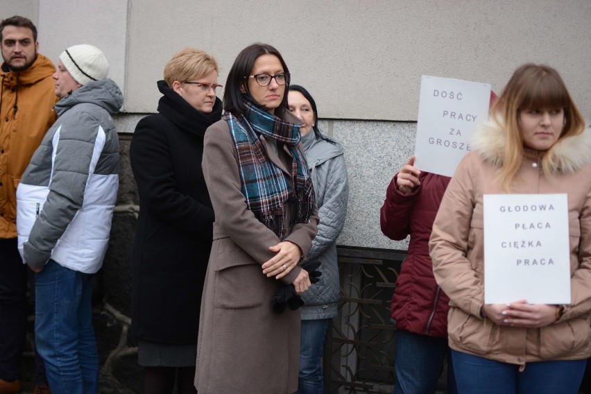 "Stawka mniejsza niż życie". Protest pracowników grudziądzkiego sądu [wideo, zdjęcia]