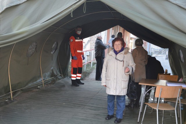 Aby dostać się na teren 105. Kresowego Szpitala Wojskowego  w Żarach trzeba najpierw przejść przez śluzę, w której ratownicy medyczni zbadają nam temperaturę.