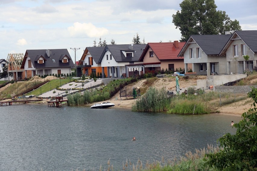Bajkowe osiedla nad wodą, kilka kilometrów od Legnicy [ZDJĘCIA]