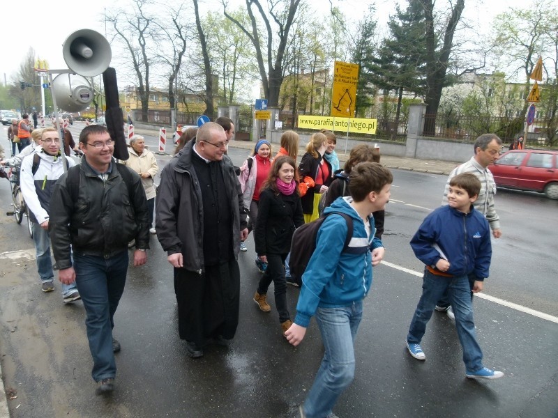 Piesza pielgrzymka do Smardzewic wyruszyła z Tomaszowa 1 maja (zdjęcia)