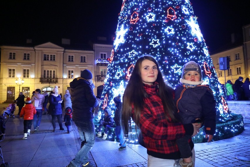 Mikołajki 2019 w Piotrkowie. Rozbłysła choinka w Rynku...