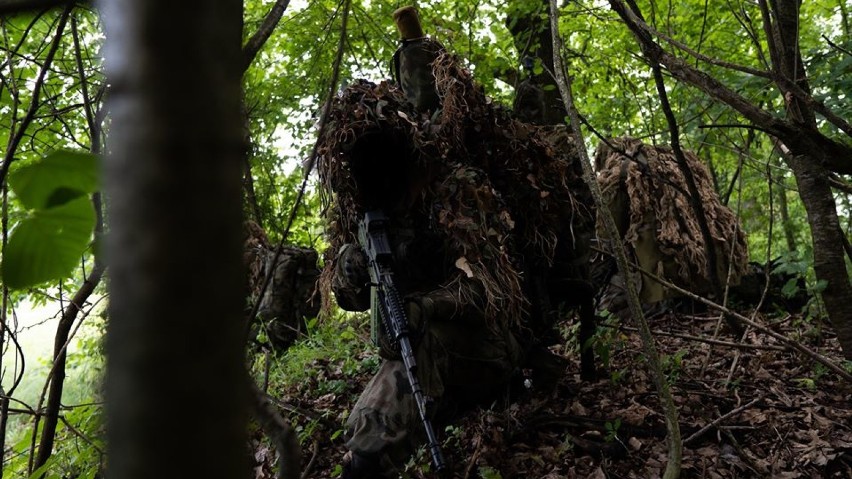 Strzelcy wyborowi trenują w chełmskim lesie - zobacz zdjęcia