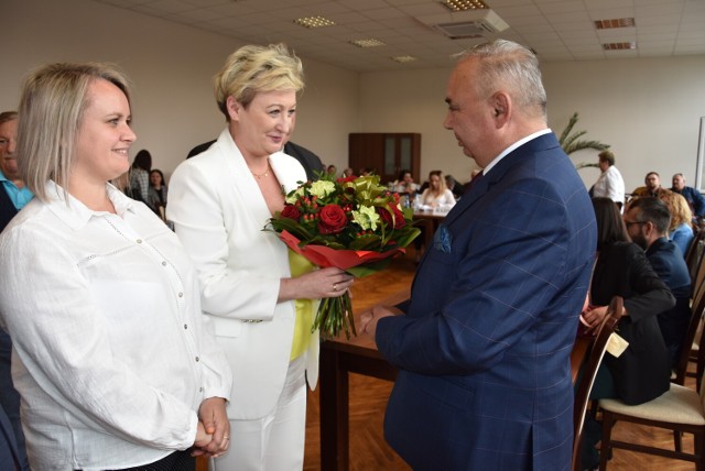 Jacek Kurowski wraz z przewodniczącą rady Agnieszką Zielińską i wiceprzewodniczącą Sylwią Pietralczyk