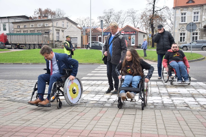 Malbork. Bariery architektoniczne mają się dobrze. Na własnej skórze przekonał się o tym burmistrz