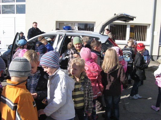 Policja w Jarocinie: Policjanci rozdali dzieciom odblaski