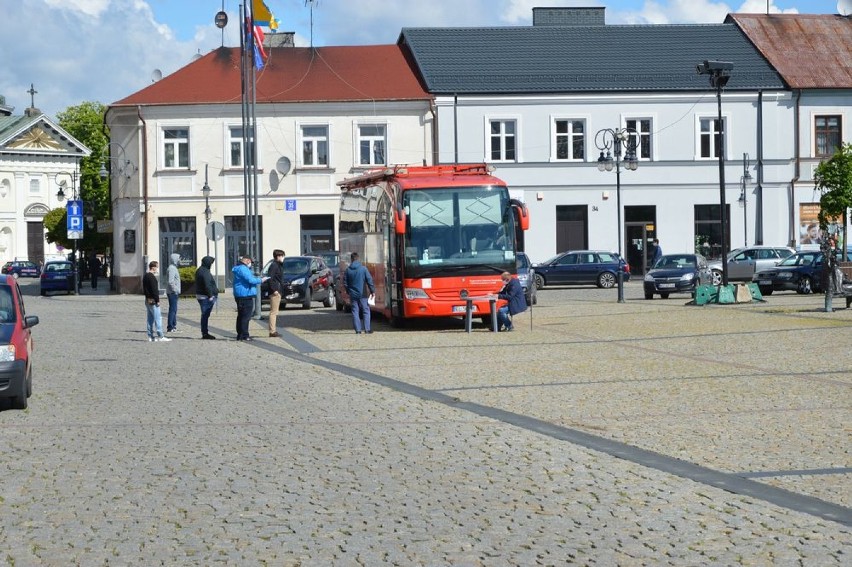 Kolejka do ambulansu Regionalnego Centrum Krwiodawstwa [ZDJĘCIA]