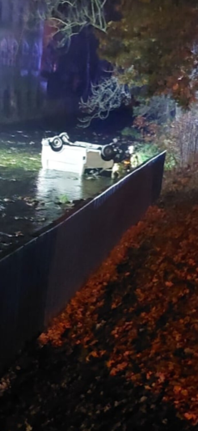 Wypadek w Lądku-Zdroju. Kierujący busem wpadł do rzeki i dachował. Miał 1,7 promila