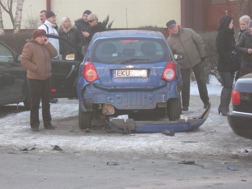 Ulica Warszawskie Przedmieście w Kutnie zablokowana, zderzyło się 6 aut