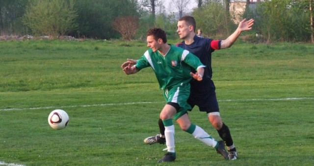 W Nowej Wsi do dzisiaj wspominają rajdy Tomasza Dubiela (w zielonej koszulce) w czasach występów Niwy w V lidze krakowsko-wadowickiej.