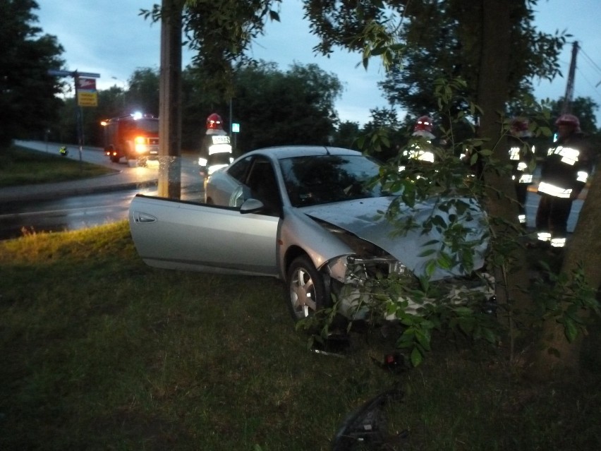 KRÓTKO: Na DK11 w Tarnowskich Górach zderzyły się ford i peugeat. Jedna osoba jest ranna