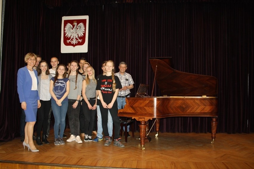 II LO Plater Sosnowiec: odrestaurowany fortepian wrócił do szkoły [ZDJĘCIA]