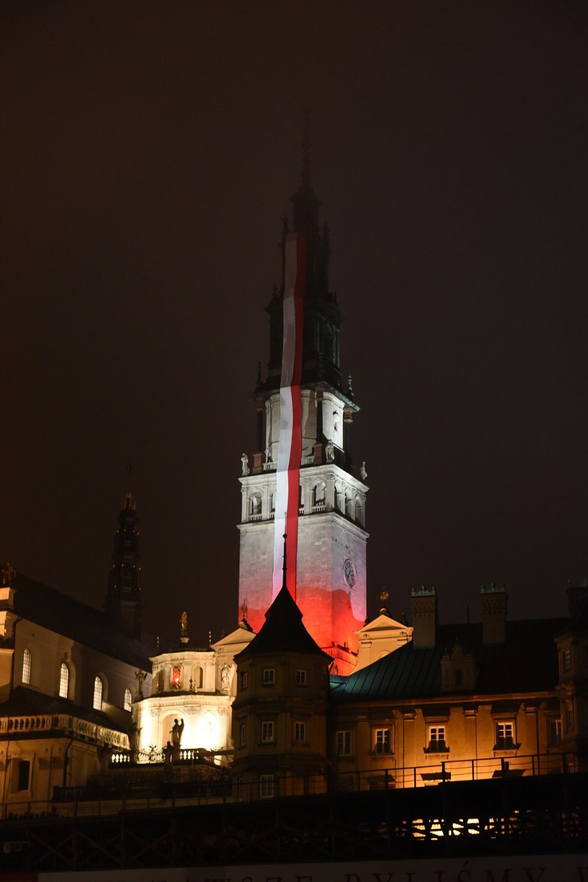 Wieża jasnogórska rozbłysła na biało - czerwono. Iluminacja to sprawka Tauronu przygotowana na obchody 100-lecia niepodległości ZDJĘCIA