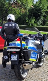 Nowa broń w walce z piratami drogowymi w Kłodzku. Policyjny motocykl BMW R 1250 RT patroluje drogi powiatu kłodzkiego 