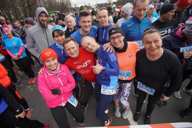 Bieg Recordowa Dziesiątka rozpoczął się o godzinie 12.00 na ulicy abpa. Baraniaka i wystartowało w nim około 5 tys. osób. Biegacze mieli do pokonania dystans 10 km.