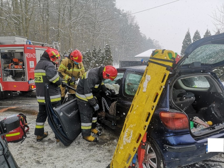 Wypadek w Ulejowie na drodze Łask - Szadek ZDJĘCIA AKTUALIZACJA