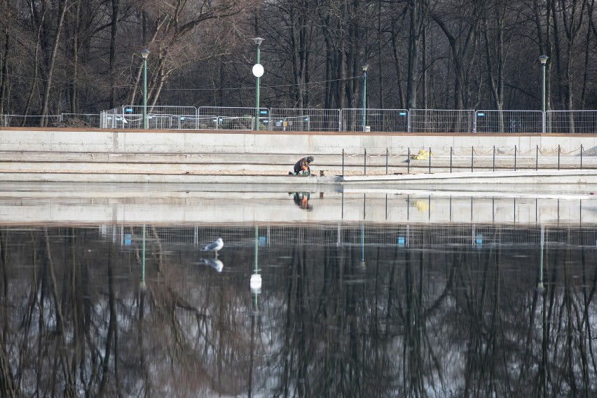 Kraków. Trwa budowa plaży nad Zalewem Nowohuckim