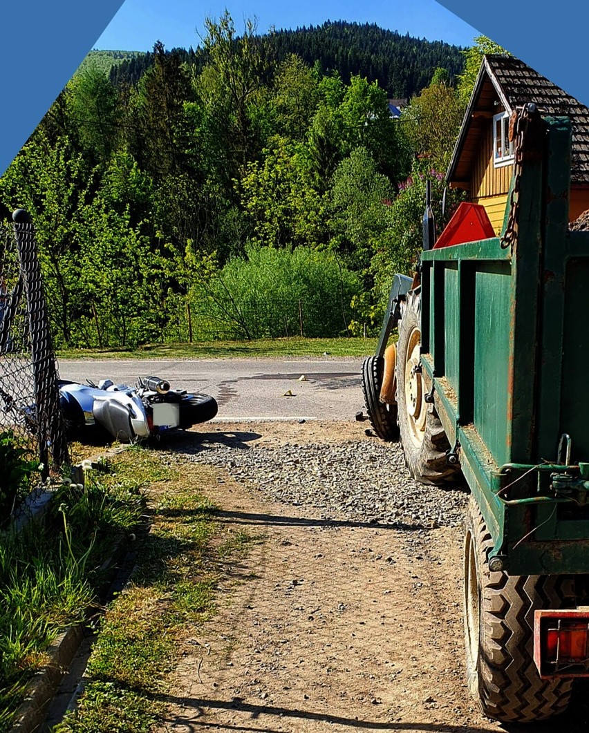 Groźny wypadek pod Limanową. Motocyklista ciężko ranny po zderzeniu z traktorem