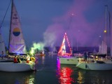 PRZYBRODZIN: Nocna Parada Jachtów - cudowne iluminacje na tafli Jeziora Powidzkiego [GALERIA ZDJĘĆ]