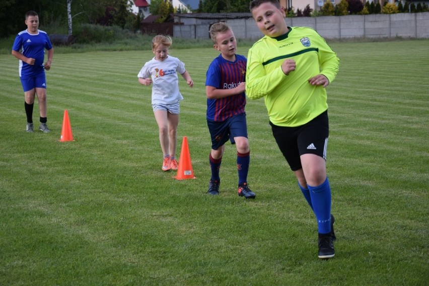 Błędno Nądnia. Trening piłkarski drużyny juniorów i seniorów - 27 maja 2020