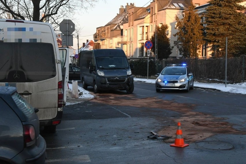 Wypadek w Kielcach. Dostawczak zderzył się z busem wiozącym niepełnosprawne dzieci [ZDJĘCIA, WIDEO] 