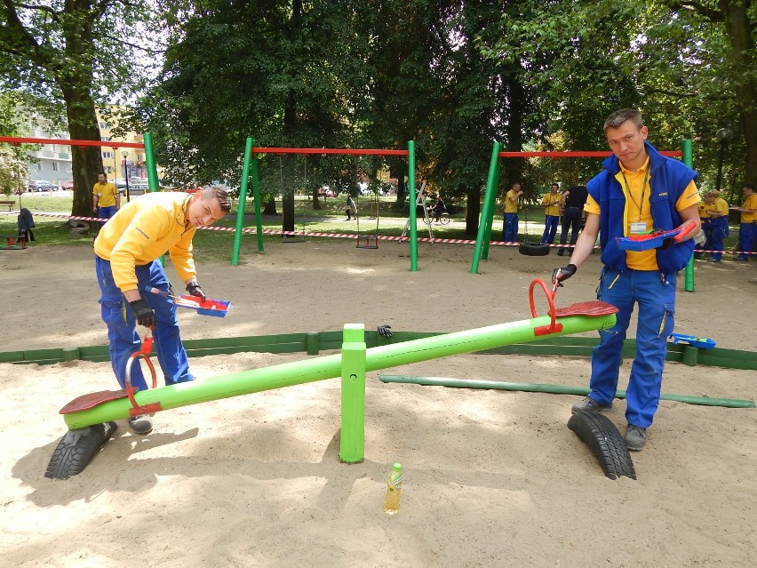 Pracownicy Castoramy wyremontowali plac zabaw w Parku Róż [zdjęcia]