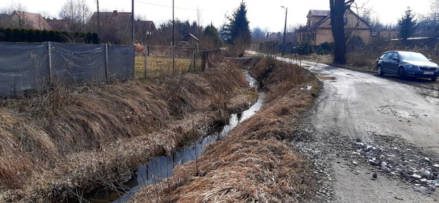 Przez lata niewinnie wyglądający ciek wodny podczas opadów zamieniał się w rwący potok