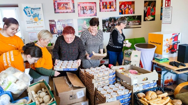W jeden dzień wydali ponad tonę żywności dla potrzebujących mieszkańców Pleszewa. Ogromna akcja Bread of Life i wolontariuszy